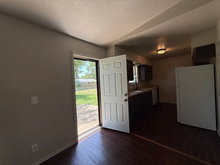 504 Highland Dr — Photo 3
