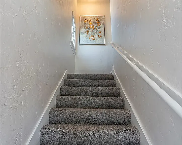 70 Roswell Ave — Photo 25