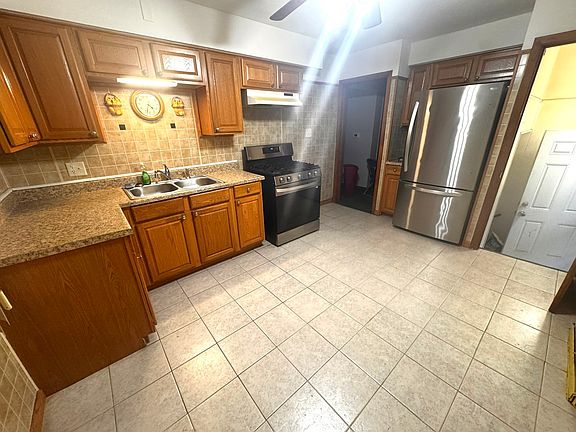 2nd image of 609 Linden Ave