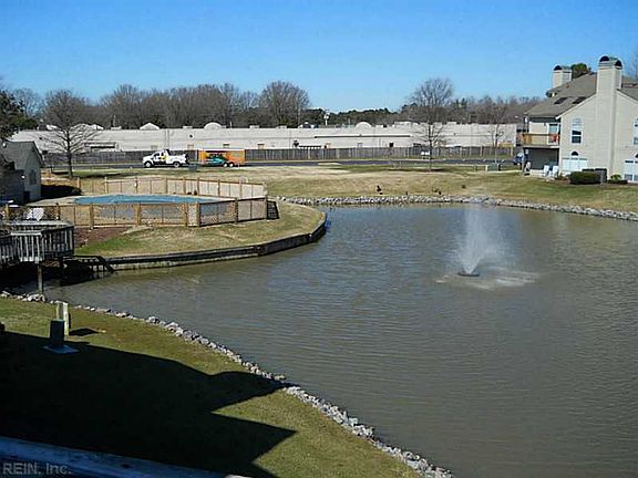 4th image of 549 E Lake Cir