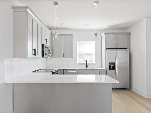 5th image of 550 Markham St Unit 2