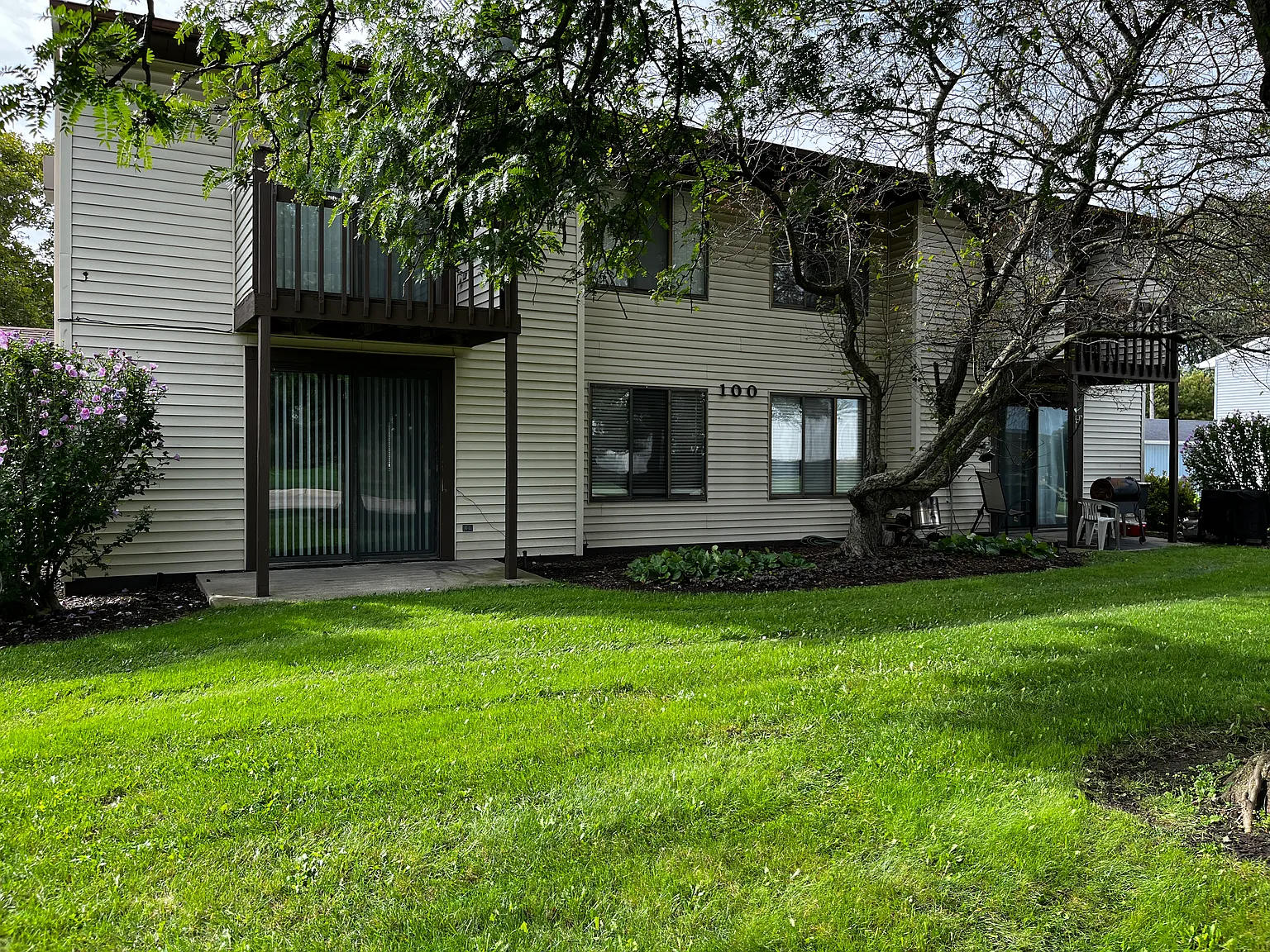 2 bed, 1000 sqft, $1,398 — Photo 1