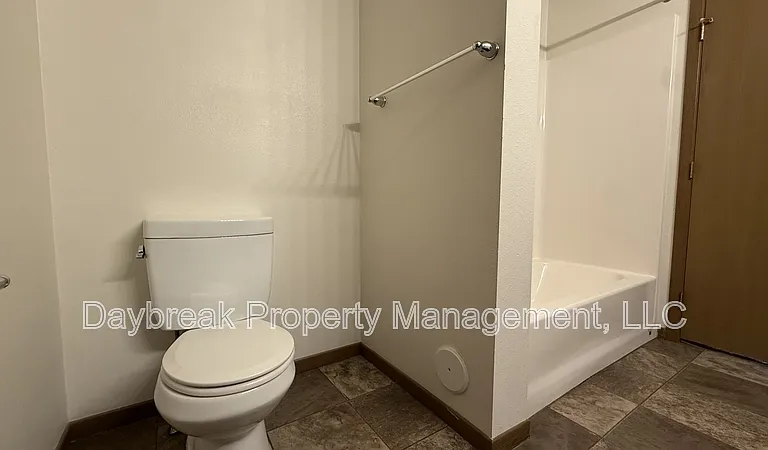 317 16th St S #4 — Photo 9