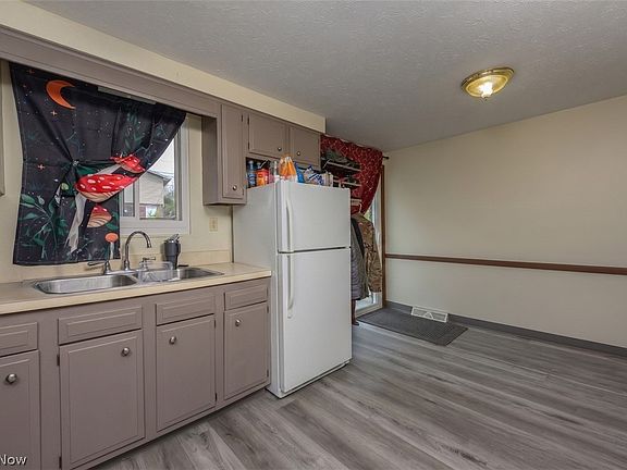 4th image of 403 Noble St W