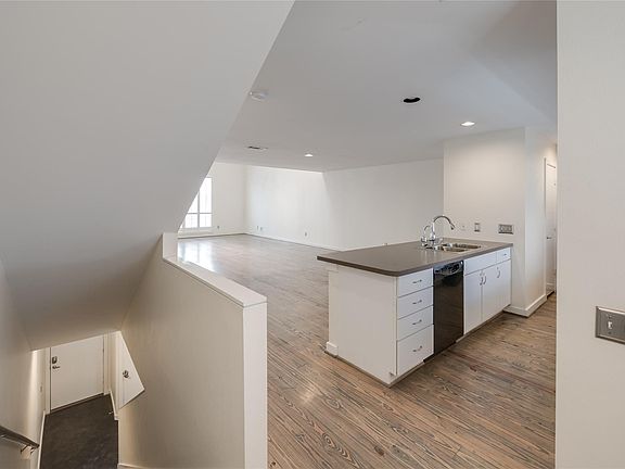 3rd image of 807 Robin St