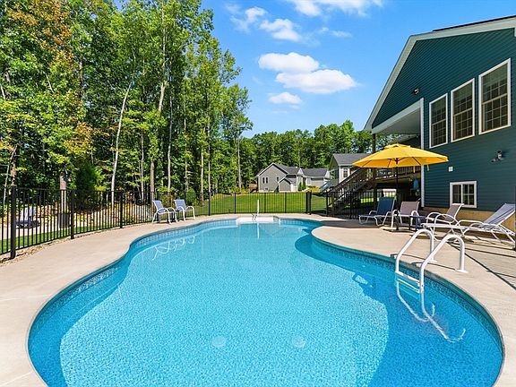 2nd image of 25 Sycamore Cir