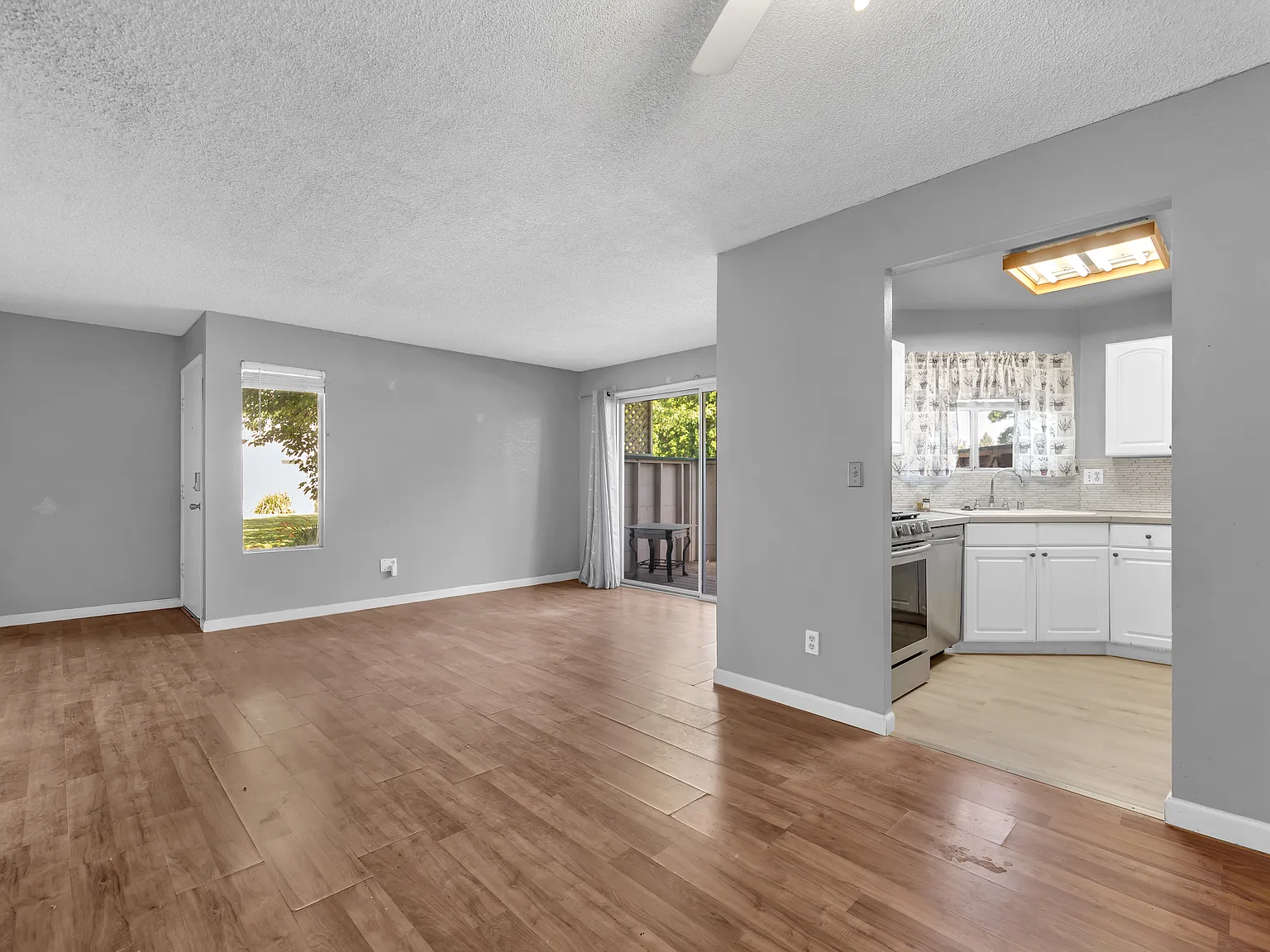 2 bed, 918 sqft, $2,200 — Photo 2