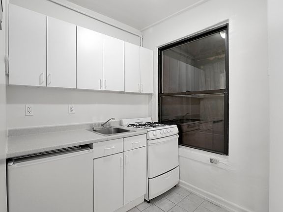 4th image of 20 Cornelia St APT 4