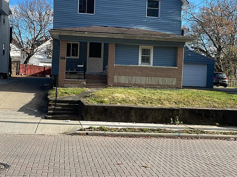 375 Allyn St — Photo 4