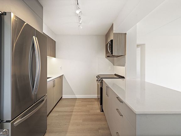 4th image of 2460 Peachtree Rd NE #512