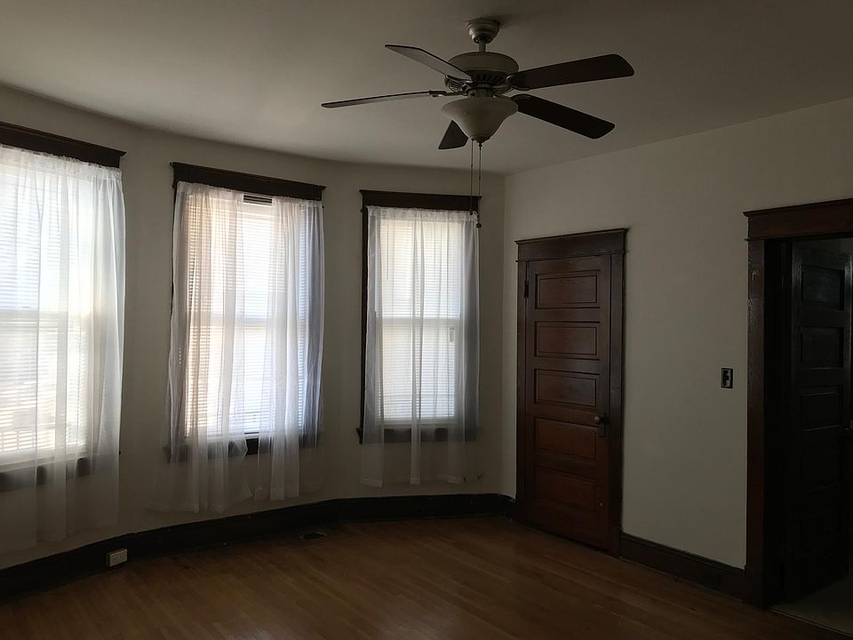 Bedroom, with one large closet. 