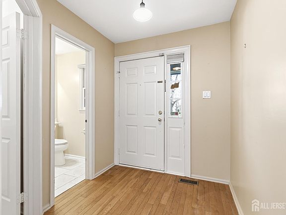 4th image of 15 Dorchester Dr