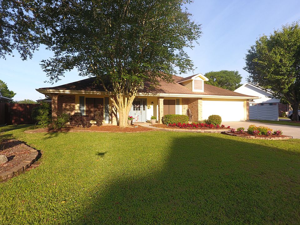 1st image of 406 Lake Crescent Cir