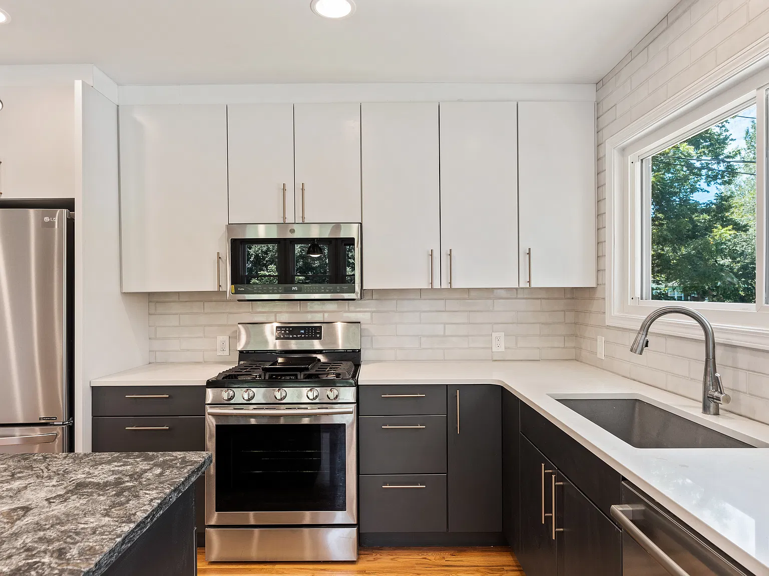 3 bed, 900 sqft, $2,399 — Photo 3
