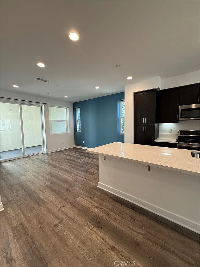 4 bed, 1810 sqft, $3,950 — Photo 3