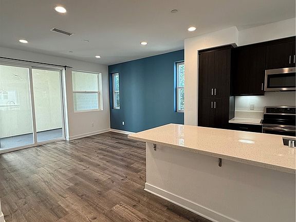 3rd image of 820 Aloe Pl