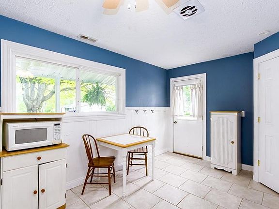 4th image of 160 Meadow Ln