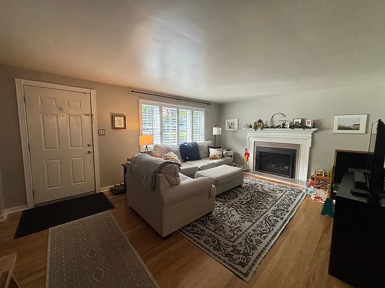 217 Roycroft Ave — Photo 3