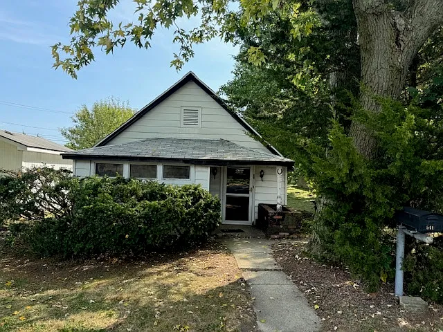 541 Houston St photo 1