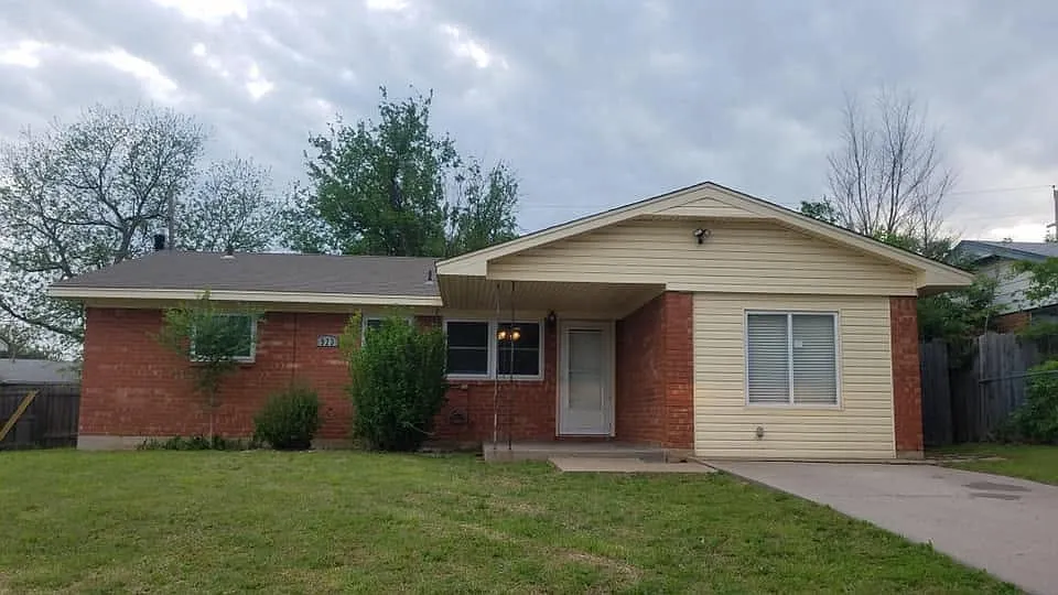 3 bed, 1300 sqft, $1,100 — Photo 1