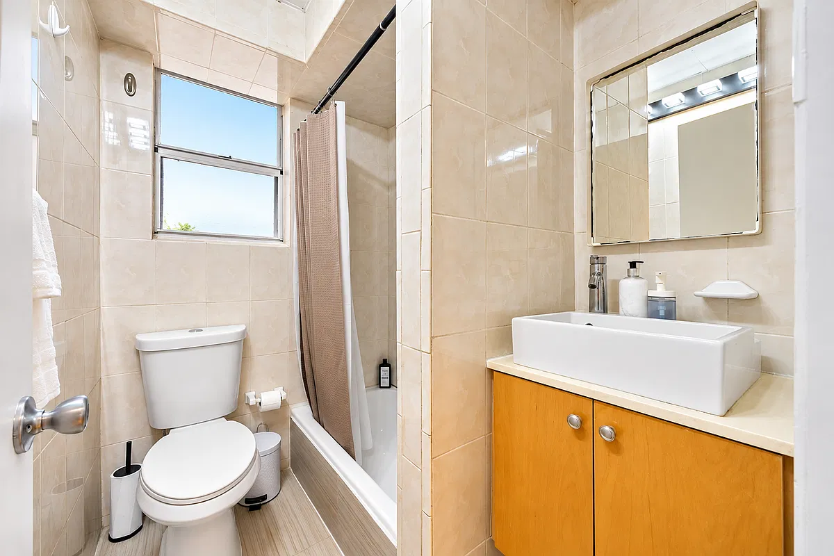 2 bed, 1.0 bath, 700 sqft, $2,500 — Photo 3