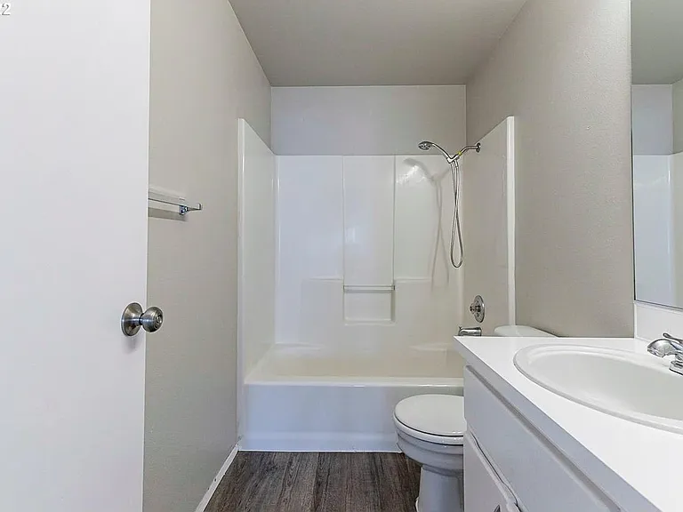 2nd level_Full bathroom