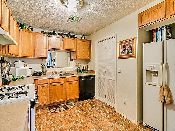3rd image of 725 Palmer Dr