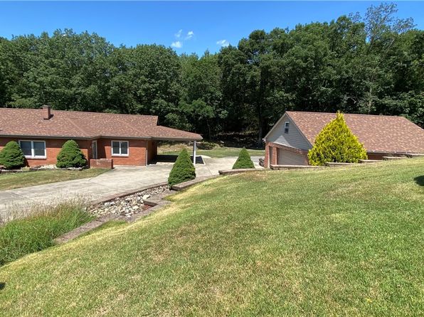 40 Oak Ln, Youngwood, PA 15697