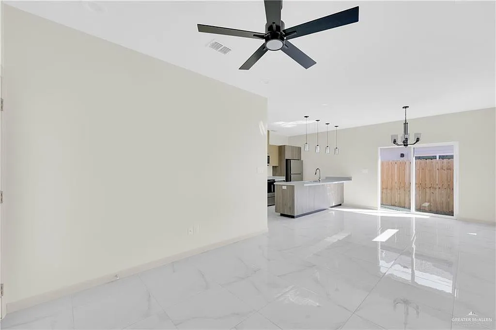 3 bed, 2.0 bath, 1140 sqft, $1,400 — Photo 4