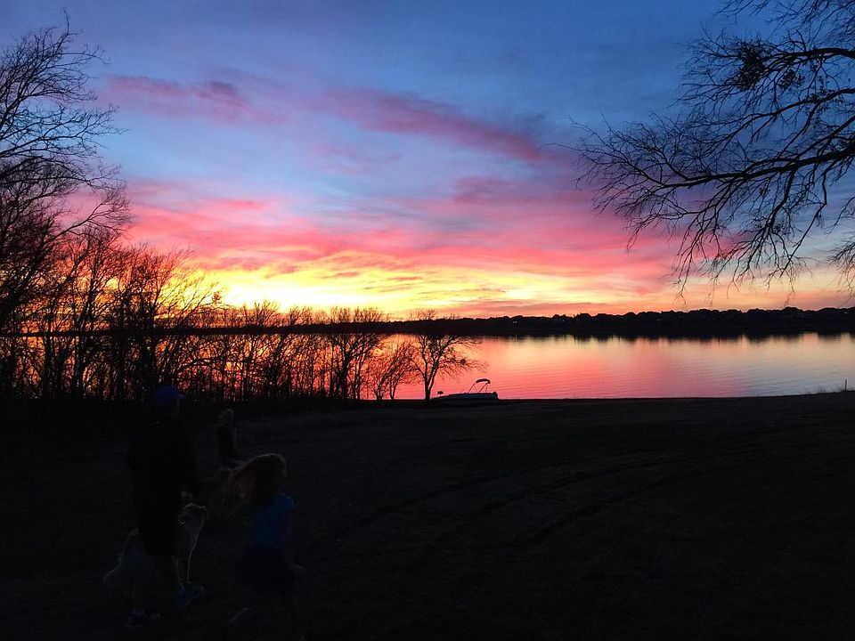 Enjoy sunsets & lakeviews all year!
