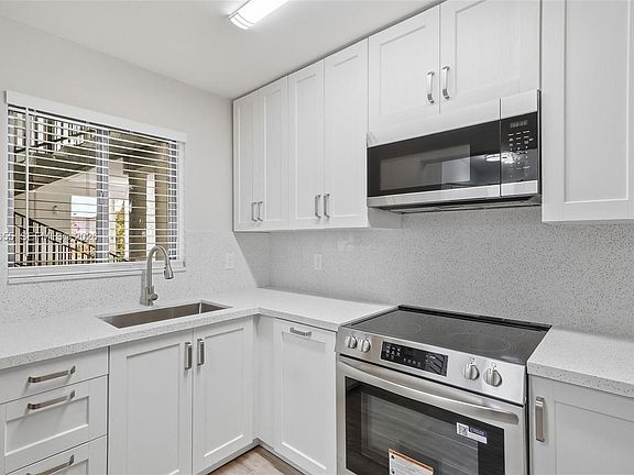 2nd image of 2514 Taylor St APT 3