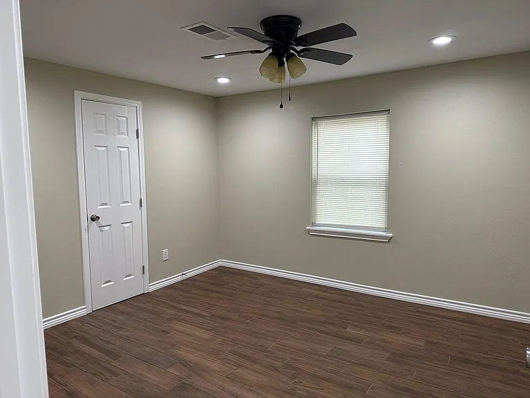 631 Live Oak Dr — Photo 8