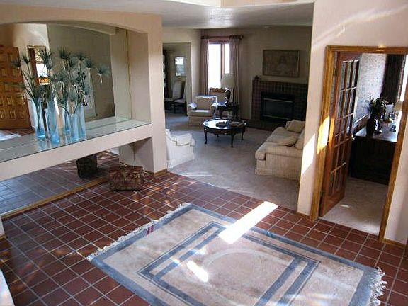 Spacous tiled & mirrored entry