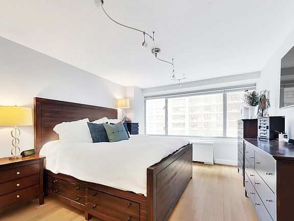 5th image of 315 W 70th St APT 4A