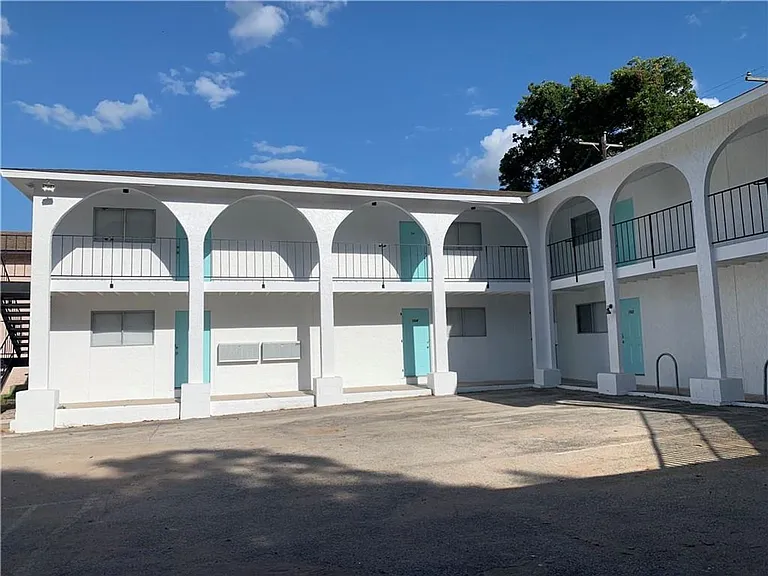 2609 E Cesar Chavez St — Photo 2