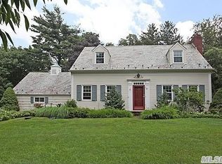 61 Robbins Dr, Williston Park, NY 11596