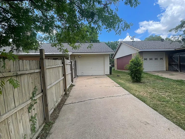 4221 Longhorn Trl — Photo 2