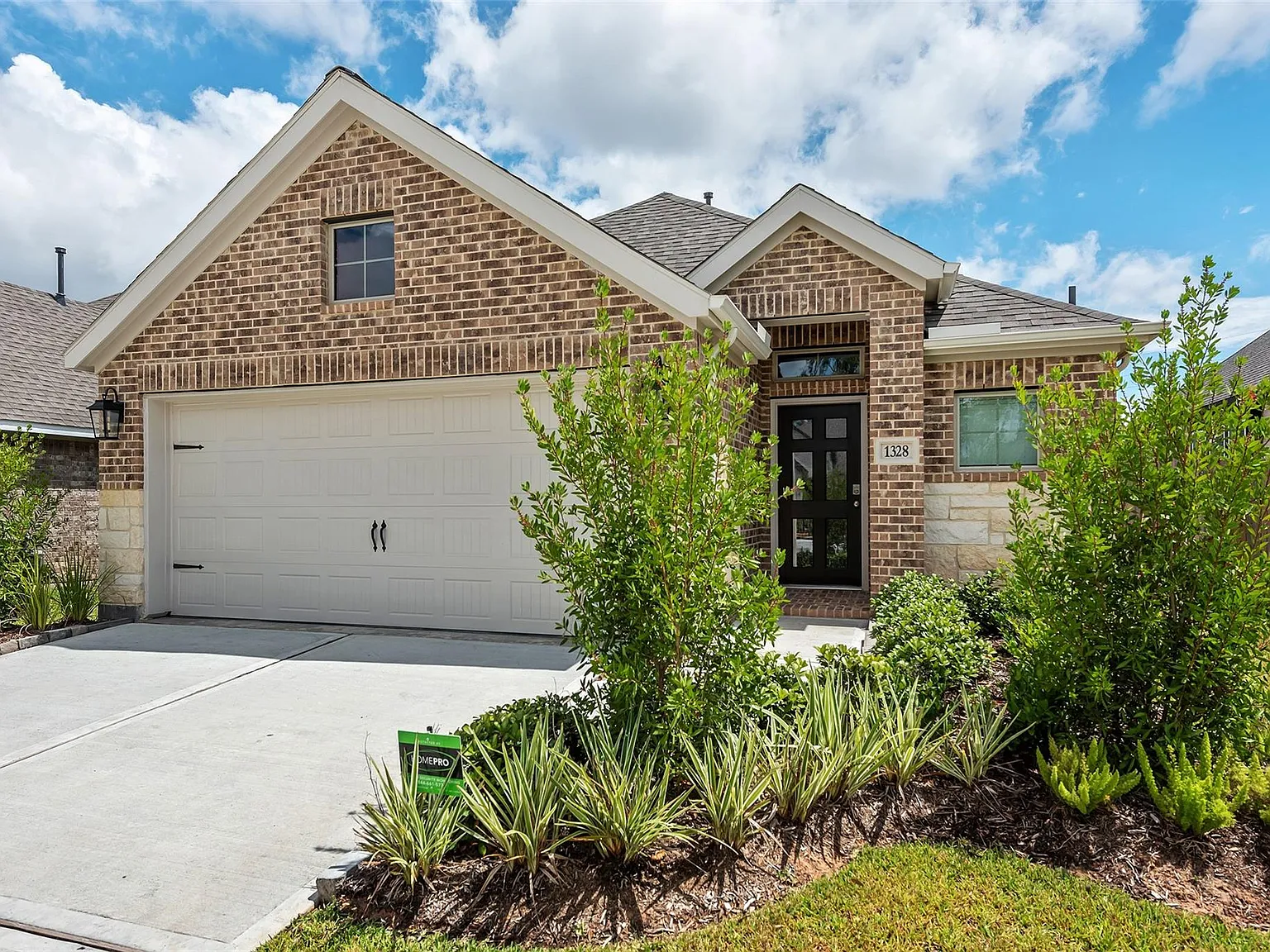 3 bed, 2.5 bath, 1722 sqft, $2,325 — Photo 2