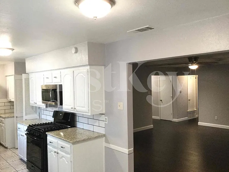1309 Monterrey Dr — Photo 6