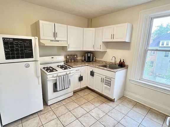 2nd image of 828 Collins Ave Floor 2