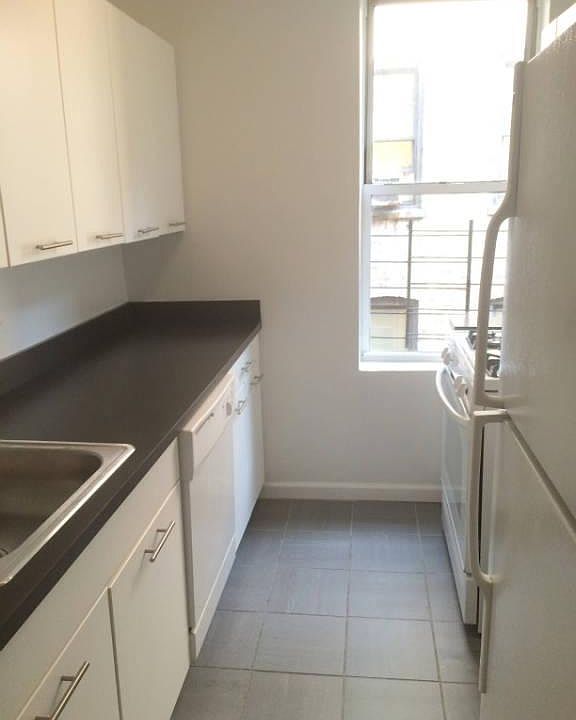 1st image of 2565 Colden Ave Fl 1ST