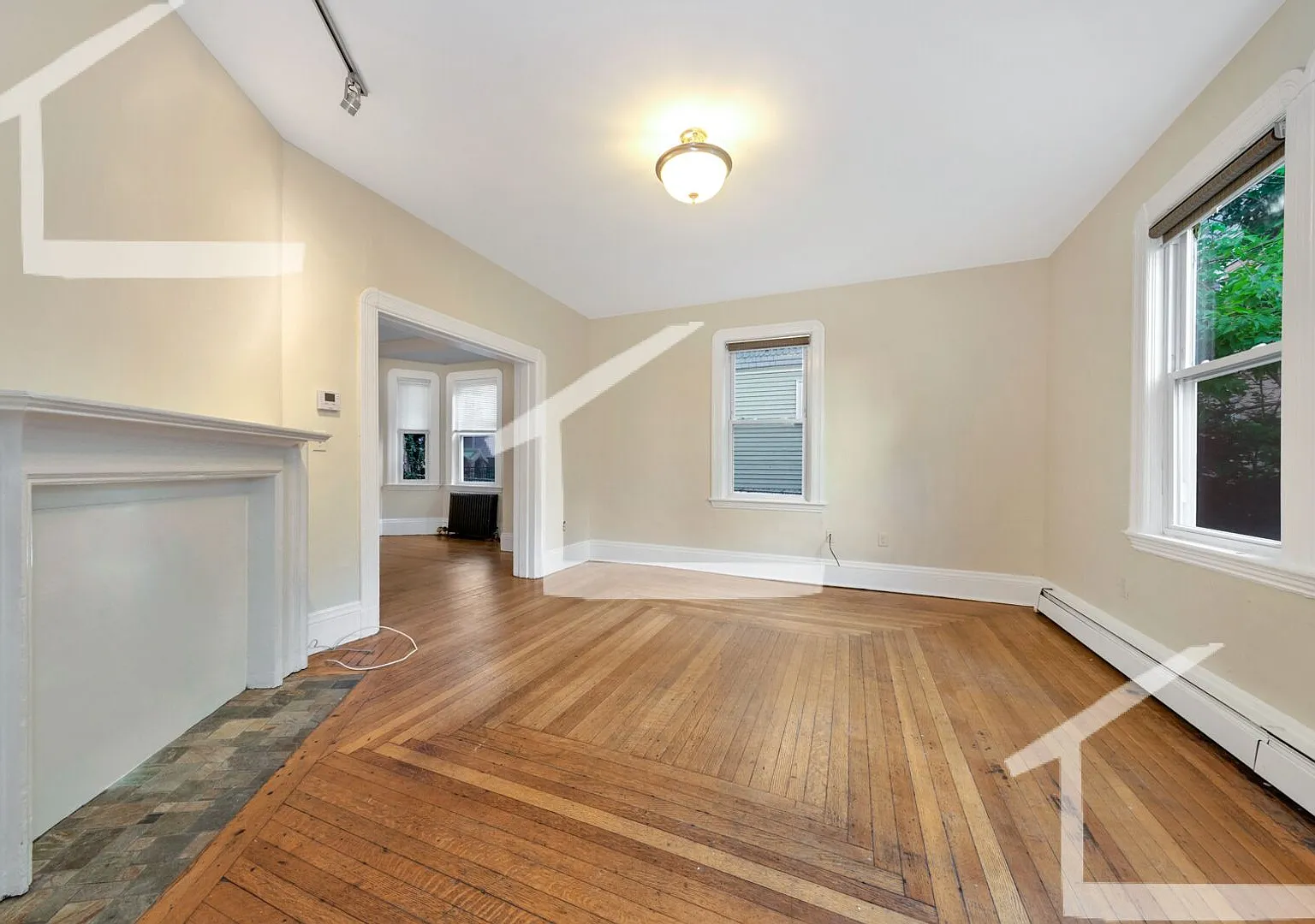 Charming 5 Bedroom-No Broker Fee — Photo 1