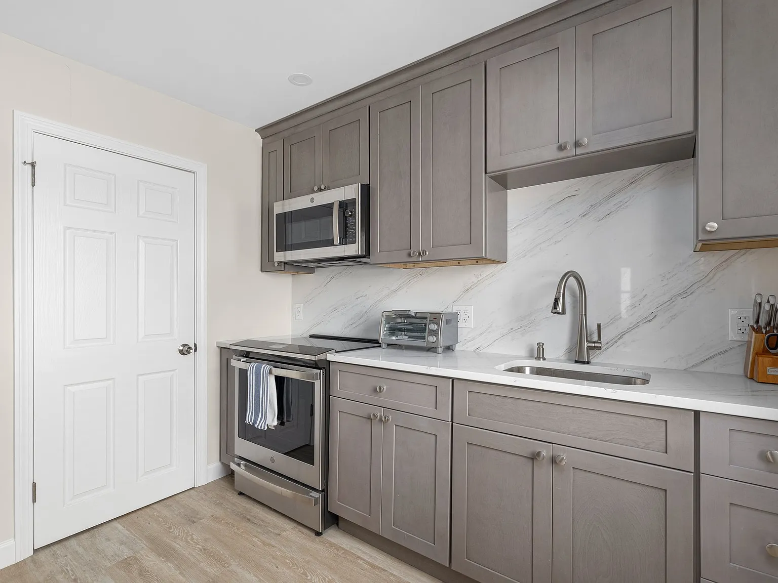 2 bed, 1.5 bath, 690 sqft, $2,200 — Photo 4