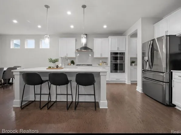 2610 Ironton Dr, Commerce Township, MI 48382