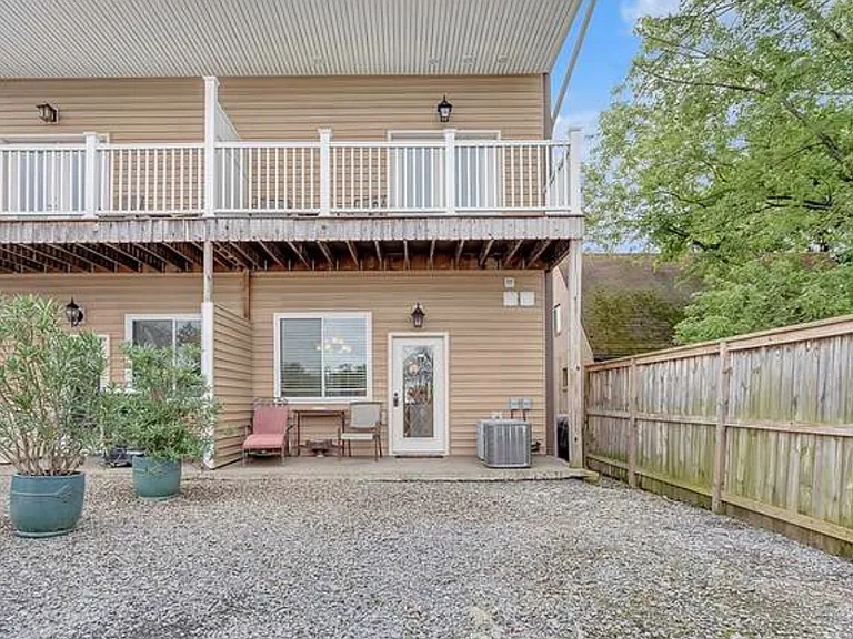 462 Augusta St — Photo 7