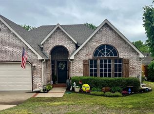 931 Holly Ct, Sand Springs, OK 74063