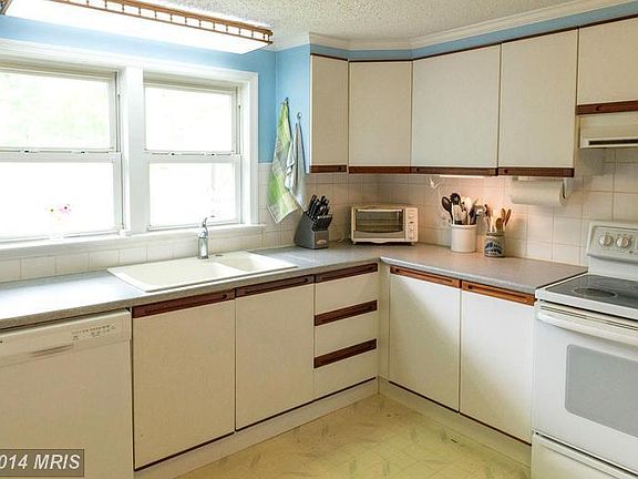 Kitchen - view 1 : It's a small kitchen, but I've cooked quite successfully for large crowds.