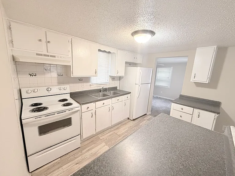 806 1/2 E Devon St — Photo 3