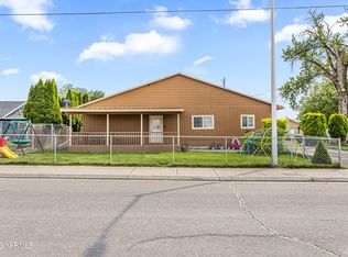 202 E Charron Rd, Moxee, WA 98936