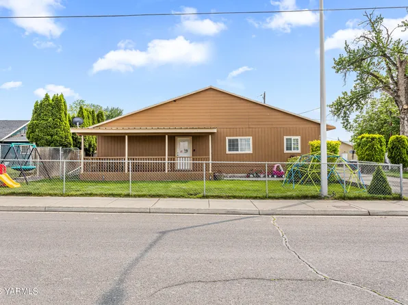 202 E Charron Rd, Moxee, WA 98936